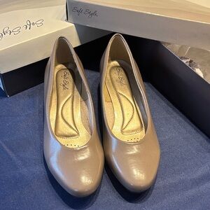 Soft Style Women's Brown Putty Smooth Flats